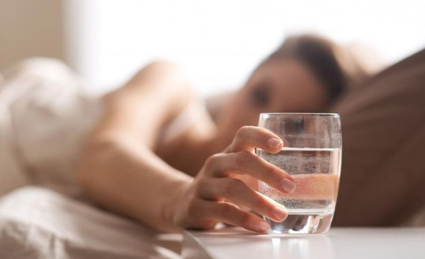 晚上喝水第二天眼睛腫是什么原因?
